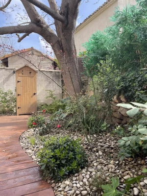 création-massifs-terrasse-bois-alpilles-paysagiste-les-jardins-de-malik